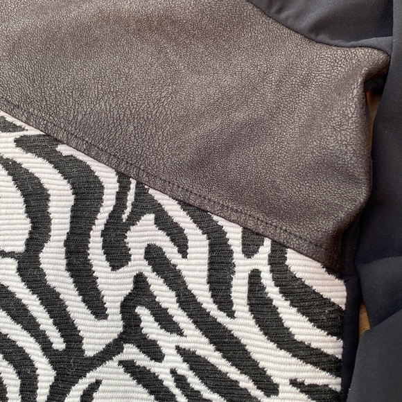 Maloka black, zebra pattern, leather patched long sleeve black top - Picture 4 of 14